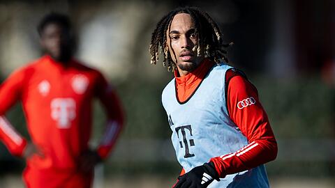 Sacha Boey in Aktion beim öffentlichen Training auf dem Trainingsgelände an der Säbener Straße.