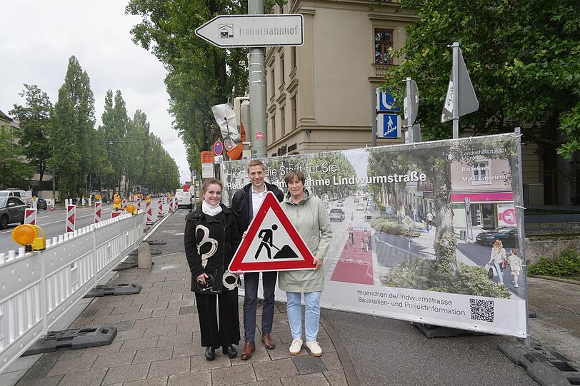 Baureferentin Jeanne Marie Ehbauer (Grüne), Bürgermeister Dominik Krause (Grüne) und die stellvertretende Chefin des Mobilitätsreferats Sabine Effner zeigen, was auf der Lindwurmstraße geplant ist.