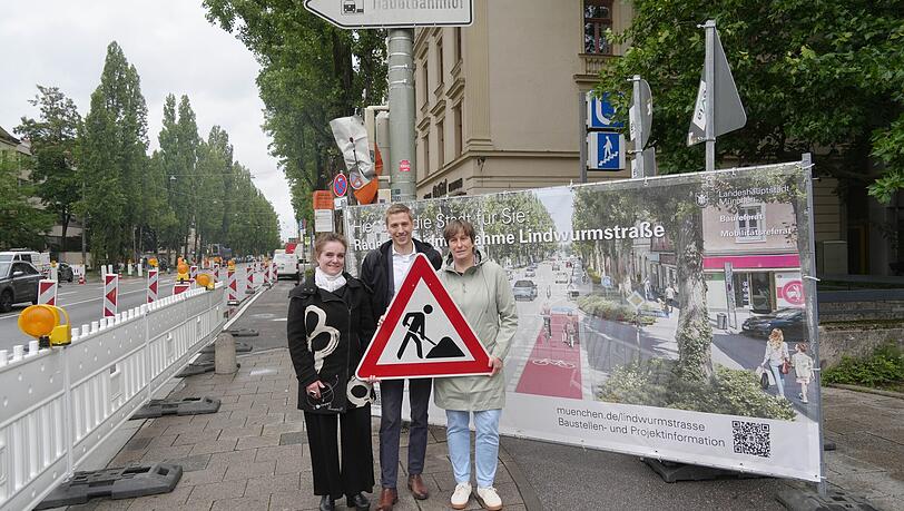 Baureferentin Jeanne Marie Ehbauer (Grüne), Bürgermeister Dominik Krause (Grüne) und die stellvertretende Chefin des Mobilitätsreferats Sabine Effner zeigen, was auf der Lindwurmstraße geplant ist. Baureferentin Jeanne Marie Ehbauer (Grüne), Bürgermeister Dominik Krause (Grüne) und die stellvertretende Chefin des Mobilitätsreferats Sabine Effner zeigen, was auf der Lindwurmstraße geplant ist.