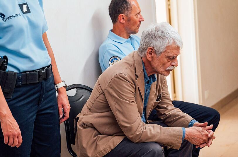 Unter Verdacht: Enzo (Fabrizio Bentivoglio) wird zum Verhör gebracht. Unter Verdacht: Enzo (Fabrizio Bentivoglio) wird zum Verhör gebracht.