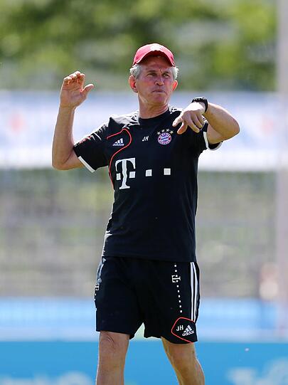 Impressionen aus dem Bayern-Trainingslager: Am Montag trainierten Claudio Pizarro und Arjen Robben individuell auf dem Nebenplatz, während der Rest des Kaders gemeinsam schwitzte. Jupp Heynckes leitete die Einheit trotz seines am Vortag erlittenen Faserrisses und auch Matthias Sammer streunte wie gewohnt mit skeptisch-konzentriertem Blick über das Trainingsgelände - sehen Sie hier die Bilder.