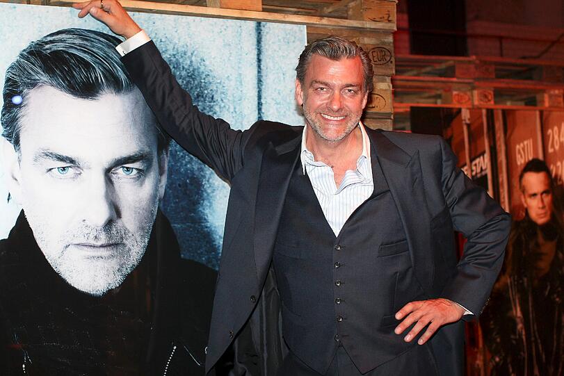 Ray Stevenson vor seinem Foto.