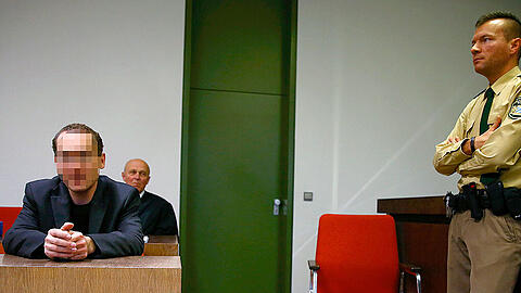 Der ehemalige BND-Mitarbeiter im Gerichtssaal des OLG München.