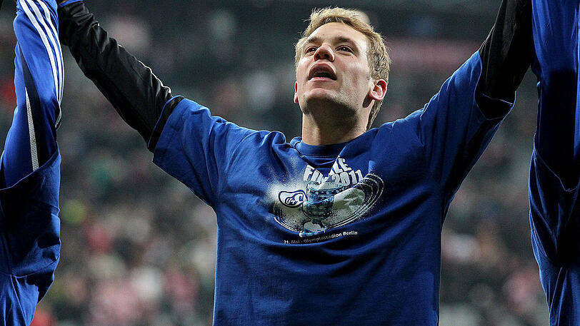 Manuel Neuer nach dem Sieg gegen die Bayern beim Feiern vor dem Gästeblock.