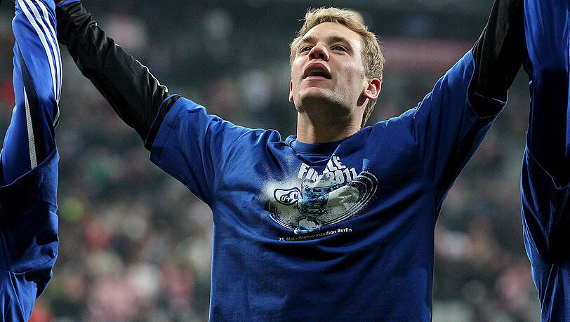 Manuel Neuer nach dem Sieg gegen die Bayern beim Feiern vor dem Gästeblock. Manuel Neuer nach dem Sieg gegen die Bayern beim Feiern vor dem Gästeblock.