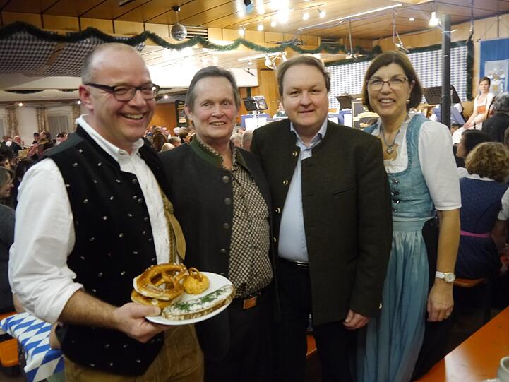 Fröhliche Mienen (von links) Bürgermeister Bernhard Pritscher, Marktrat Anton Wackerbauer, Landtagsabgeordneter Helmut Radlmeier und Bürgermeisterin Annette Kiermeier.