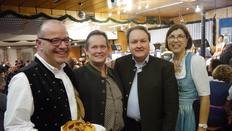 Fröhliche Mienen (von links) Bürgermeister Bernhard Pritscher, Marktrat Anton Wackerbauer, Landtagsabgeordneter Helmut Radlmeier und Bürgermeisterin Annette Kiermeier. Fröhliche Mienen (von links) Bürgermeister Bernhard Pritscher, Marktrat Anton Wackerbauer, Landtagsabgeordneter Helmut Radlmeier und Bürgermeisterin Annette Kiermeier.