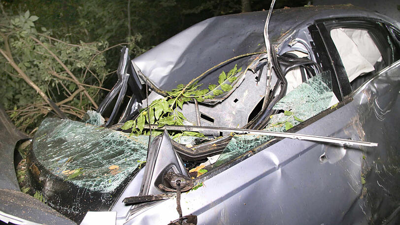 Der Audi-Fahrer fuhr einen Hang hinunter und krachte gegen einen Baum. Die Bilder vom Unfallort.