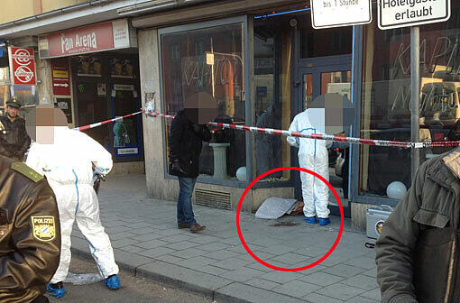 Nightclub Kapitol in der Arnulfstraße: Ein Angestellter findet am Dienstmorgen eine schwer verletzte Frau. Die Bilder von der Spurensicherung.