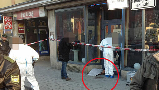 Nightclub Kapitol in der Arnulfstraße: Ein Angestellter findet am Dienstmorgen eine schwer verletzte Frau. Die Bilder von der Spurensicherung. Nightclub Kapitol in der Arnulfstraße: Ein Angestellter findet am Dienstmorgen eine schwer verletzte Frau. Die Bilder von der Spurensicherung.