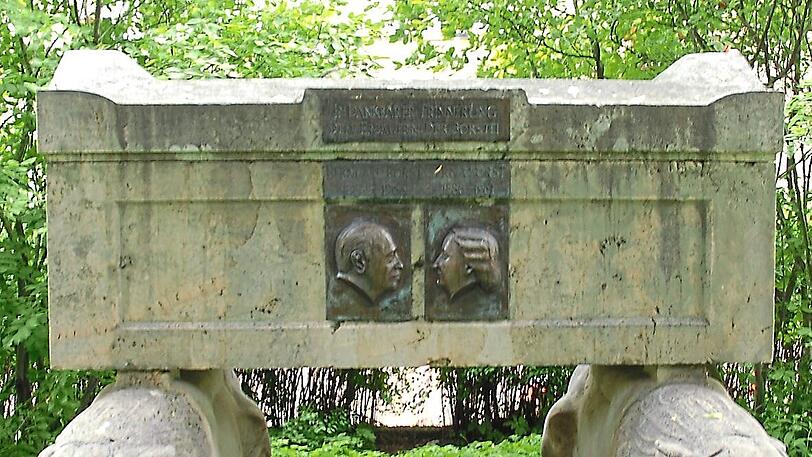 Borsts Kenotaph auf zwei Löwen: eine symbolische Ruhestätte.