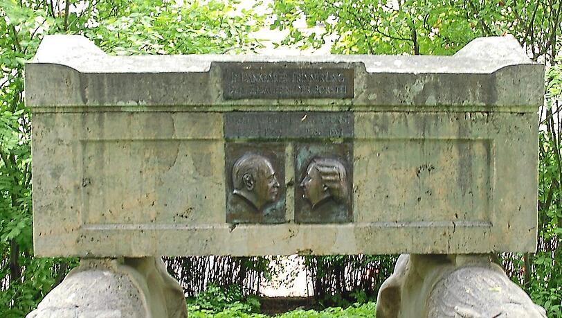 Borsts Kenotaph auf zwei Löwen: eine symbolische Ruhestätte. Borsts Kenotaph auf zwei Löwen: eine symbolische Ruhestätte.