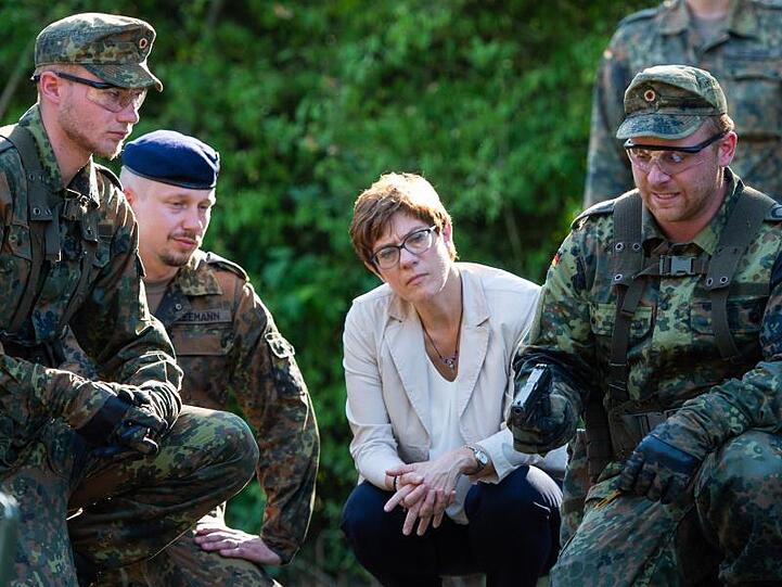 Verteidigungsministerin Annegret Kramp-Karrenbauer besucht das Feldwebel-Unteroffizieranwarterbataillon 2 im niedersächsischen Celle.