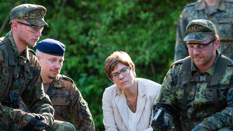 Verteidigungsministerin Annegret Kramp-Karrenbauer besucht das Feldwebel-Unteroffizieranwarterbataillon 2 im niedersächsischen Celle. Verteidigungsministerin Annegret Kramp-Karrenbauer besucht das Feldwebel-Unteroffizieranwarterbataillon 2 im niedersächsischen Celle.