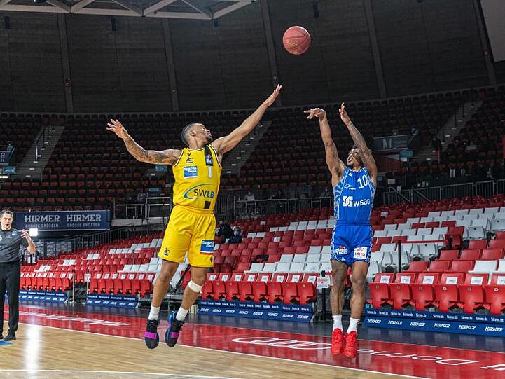 Lamont Jones von den Skyliners (r) kommt gegen den Ludwigsburger Nick Weiler-Babb zum Wurf auf den Korb.