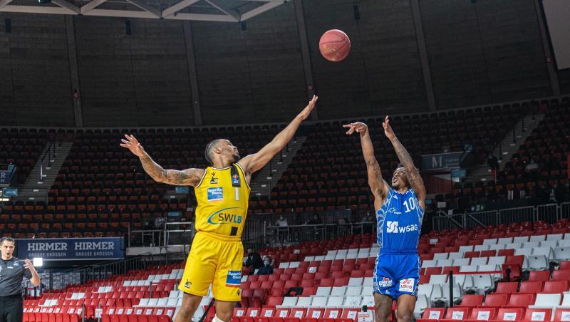 Lamont Jones von den Skyliners (r) kommt gegen den Ludwigsburger Nick Weiler-Babb zum Wurf auf den Korb. Lamont Jones von den Skyliners (r) kommt gegen den Ludwigsburger Nick Weiler-Babb zum Wurf auf den Korb.