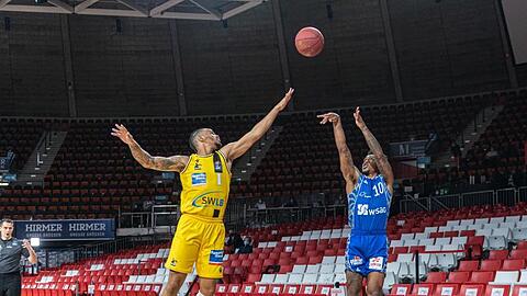 Lamont Jones von den Skyliners (r) kommt gegen den Ludwigsburger Nick Weiler-Babb zum Wurf auf den Korb.