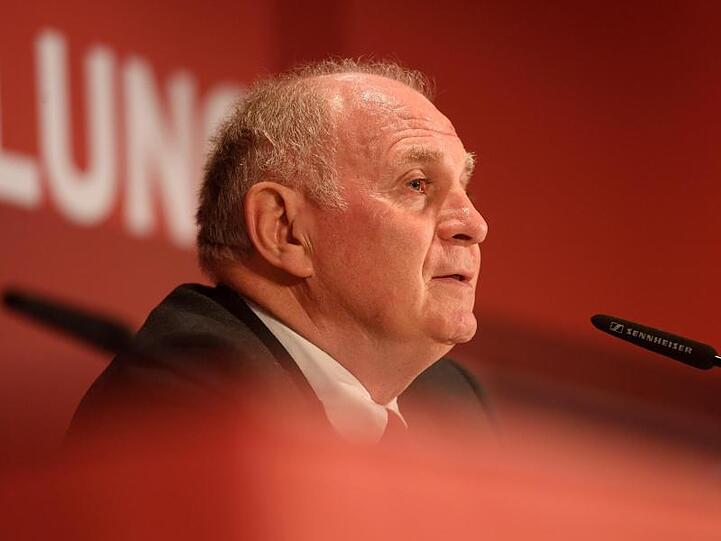 Uli Hoeneß gibt eine Pressekonferenz. Foto: Tobias Hase/dpa