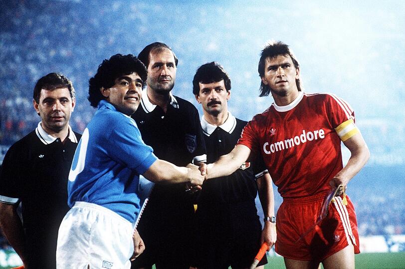 Uefa-Cup-Halbfinale gegen die Bayern um Kapitän Klaus Augenthaler (r.)