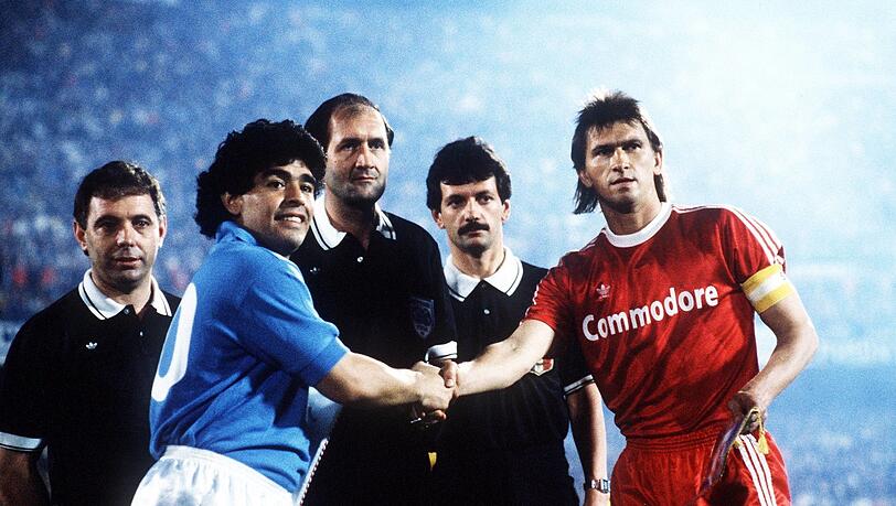 Uefa-Cup-Halbfinale gegen die Bayern um Kapitän Klaus Augenthaler (r.) Uefa-Cup-Halbfinale gegen die Bayern um Kapitän Klaus Augenthaler (r.)