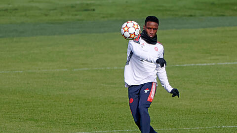 Bouna Sarr hat erstmals seit Monaten wieder am Mannschaftstraining des FC Bayern teilgenommen.