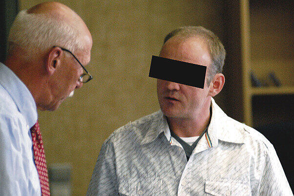 Angeklagt: Kraftfahrer Helmut W. (r.) mit seinem Strafverteidiger.