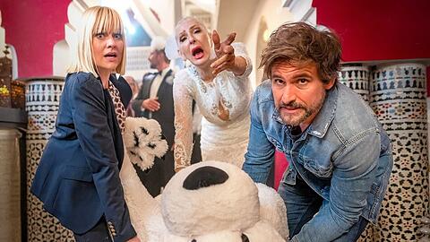 Nina (Henrike Fehrs, l.) und Tom (Tom Beck) sorgen auf Julianes (Désirée Nick, M.) Hochzeitsfeier für Chaos.