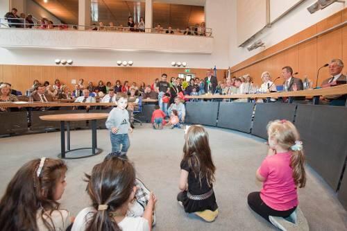Krabbelgruppe-Protest im Stadtrat: Die Kids mischten das Rathaus auf.