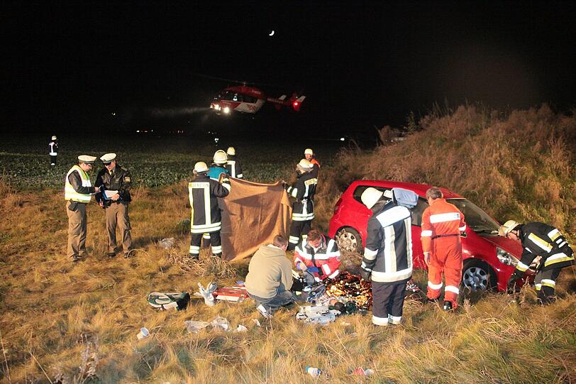 Zwei Tote und mehrere Schwerverletzte bei Verkehrsunfall nahe Ampfing &ndash; Voll besetztes Auto raste in entgegenkommenden Lkw. Die Bilder vom schrecklichen Crash.
