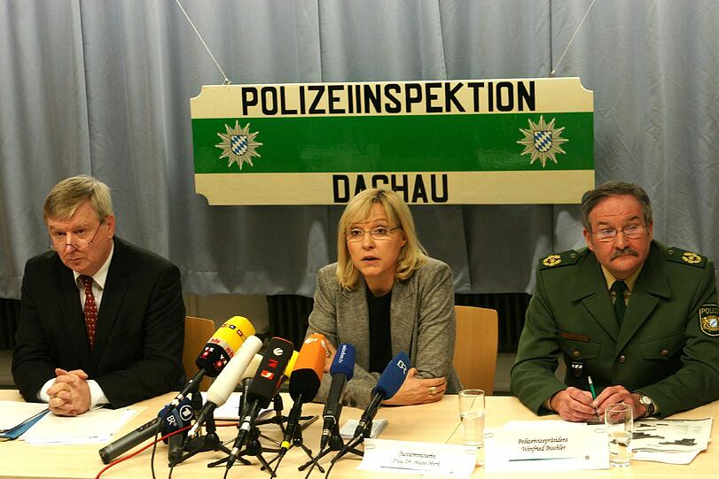 Winfried Bischler (rechts) bei einer Pressekonferenz in Dauchau im Januar 2012.
