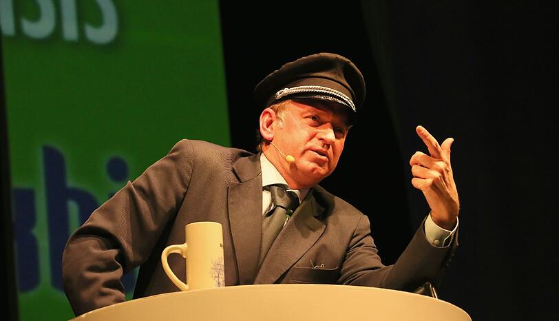 "Pferd im italienischen Essen. Muss Bonanza umbenannt werden?": Fonsi bringt das Publikum zu Wiehern.