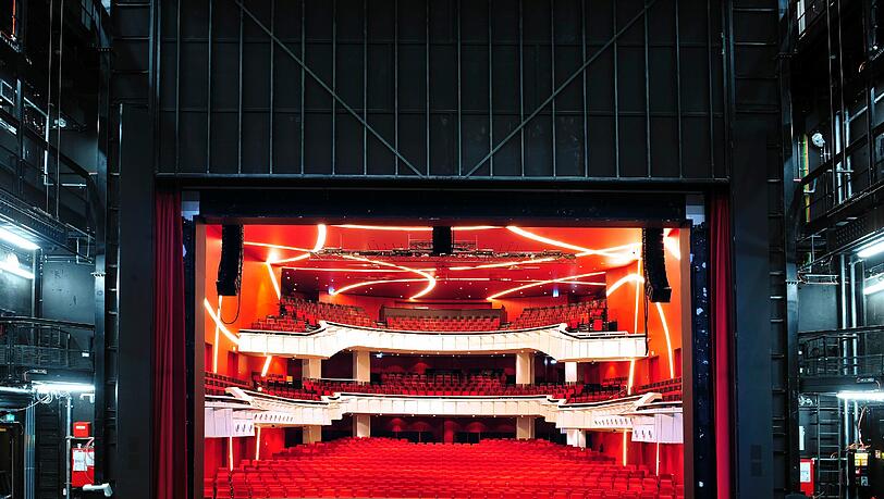 Das Deutsche Theater strahlt im neuen Glanz - nach einer mehr als fünf Jahre andauernden Sanierung. Das Deutsche Theater strahlt im neuen Glanz - nach einer mehr als fünf Jahre andauernden Sanierung.