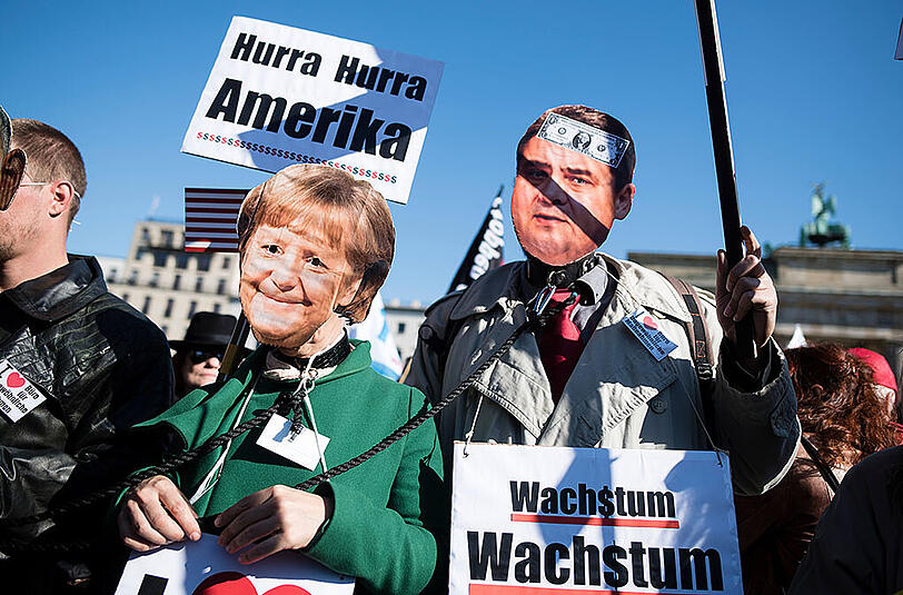 Bilder von der TTIP-Demo in Berlin. Laut Polizei nahmen rund hunderttausend Menschen am Protestmarsch durch die Hauptstadt teil.