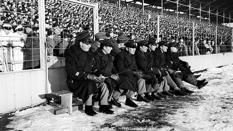 8. Januar 1966: Die Sicherheitskräfte haben nur Augen fürs Spielgeschehen.