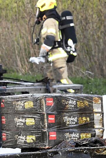 Auf der A9 ist ein Lkw komplett ausgebrannt - er hatte Tiefkühlpizza geladen.