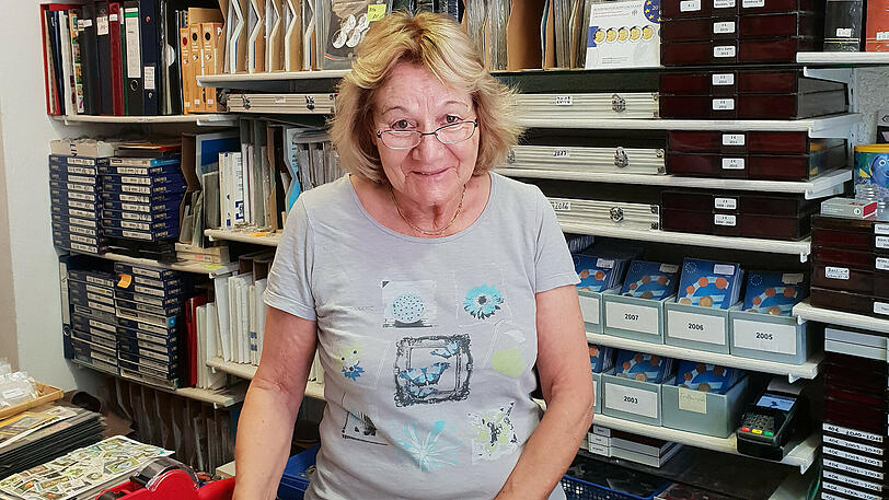 Rosa Gschnell verkauft und kauft auch alte Telefonkarten. Münzen und Zeitungen.