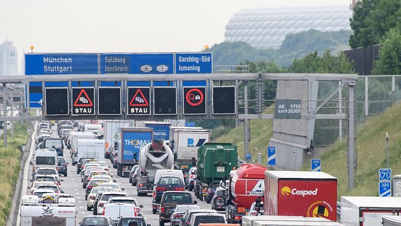 Zwischen Flughafen und Arena (im Hintergrund) ist oft Stau. Zwischen Flughafen und Arena (im Hintergrund) ist oft Stau.