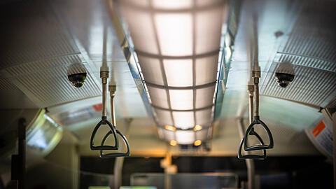 Überwachungskameras in einer S-Bahn. Die Bilder dienten "Super Recognisern" der Polizei, den Verdächtigen zu finden. (Symbolbild)