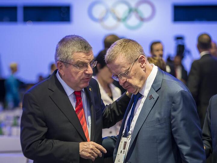 IOC-Präsident Thomas Bach (l) spricht mit John Coates, IOC-Mitglied aus Australien.