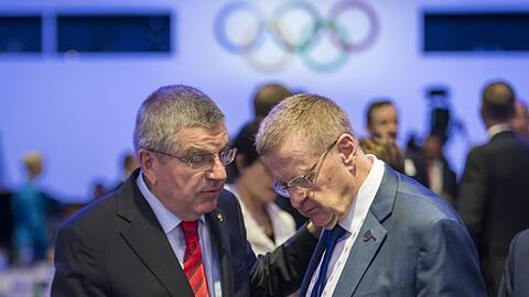 IOC-Präsident Thomas Bach (l) spricht mit John Coates, IOC-Mitglied aus Australien.
