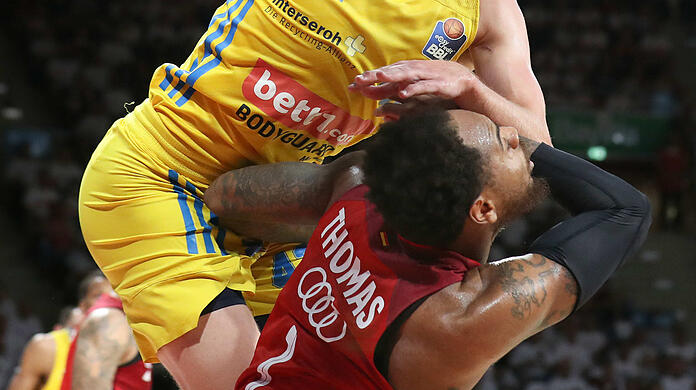 Alba obenauf: Der Berliner Luka Sikma dominiert in Spiel zwei den Münchner Deshaun Thomas.