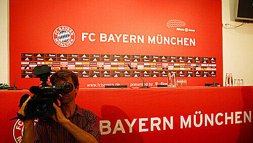 Nur drei Minuten wollte Jürgen Klinsmann den Fotografen zugestehen, daraufhin verließen sie geschlossen den Raum. Nur drei Minuten wollte Jürgen Klinsmann den Fotografen zugestehen, daraufhin verließen sie geschlossen den Raum.