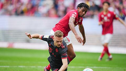 Bayern-Münchens Joshua Kimmich (vorn) und der Mainzer Leandro Barreiro Martins kämpfen um den Ball.