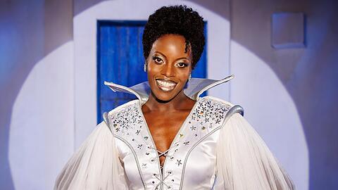 Florence Kasumba als Tanja im Musical "Mamma Mia!".