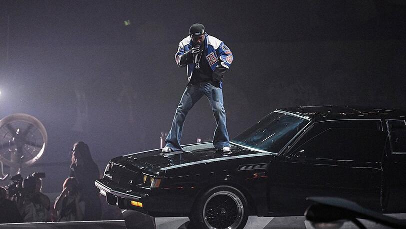 Umjubelter Auftritt: Kendrick Lamar mit Schlaghose beim ersten Super-Bowl-Auftritt eines Solo-Rappers.