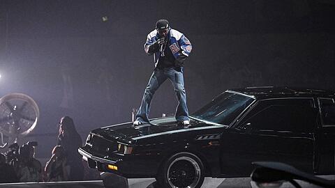 Umjubelter Auftritt: Kendrick Lamar mit Schlaghose beim ersten Super-Bowl-Auftritt eines Solo-Rappers.