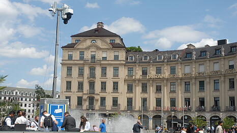 Wer das neue, 70.000 Euro teure Gerät anfassen, anrempeln oder beschmieren will, bekommt eine automatische Ansage, die einen davor warnt. Gleichzeitig schlägt ein Alarm bei der Polizei auf und Beamte machen sich auf den Weg zum Stachus.