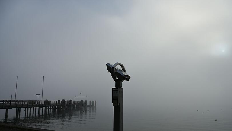 Es bleibt dem DWD zufolge vorerst trüb in Bayern. (Illustration)