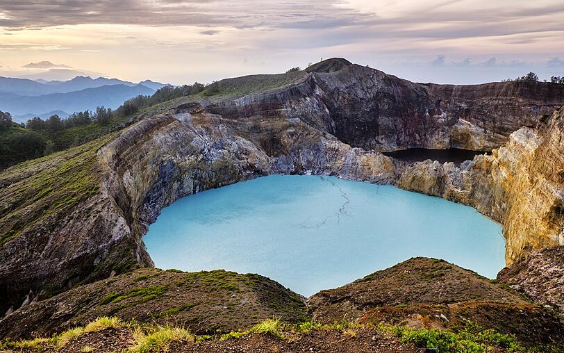 Der Vulkan Kelimutu auf der indonesischen Insel Flores hält gleich eine doppelte Überraschung bereit: Die nebeneinander liegenden Kraterseen haben nicht nur besondere Farben, sie wechseln sie auch noch ständig - vollständig unabhängig voneinander ... Der Vulkan Kelimutu auf der indonesischen Insel Flores hält gleich eine doppelte Überraschung bereit: Die nebeneinander liegenden Kraterseen haben nicht nur besondere Farben, sie wechseln sie auch noch ständig - vollständig unabhängig voneinander ...