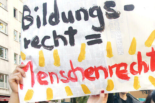 Die Schüler protestierten gegen die schlechten Lern-Bedingungen an ihrem Gymnasium.